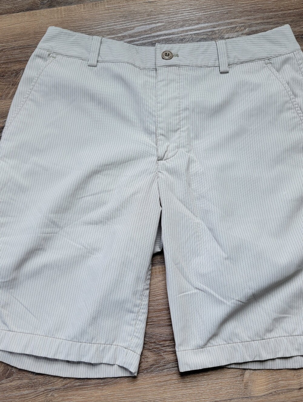 Under Armour Men's Beige & Whitr Pinstripe Flat Front Wick Shorts Size 30